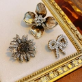 Set de broches vintage con flor de pedrería y lazo de perlas en acabado antiguo - Oro Antiguo (Juego de 3 Piezas)