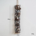 Handgefertigte Wanddeko im Waldstil mit Pinienkernen, Maße 50 cm Höhe und 10 cm Breite - 50cmx10cm Tannenzapfen Rattan Wandbehang