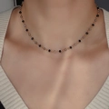 Dettaglio della collana choker con perline dorate e cristalli sfaccettati color tè su modella - Nero