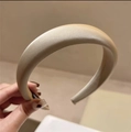 Serre-tête large élégant en satin de soie beige avec design rembourré et brillant - Café Clair