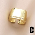Verstelbare gouden vierkante ring met fonkelende zirkonen op beige satijnen stof - Geometrische Vierkante Stijl (C)