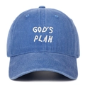 Détail de la broderie blanche GOD'S PLAN sur une casquette en denim bleu délavé - Rose bonbon