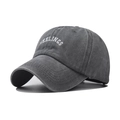 Dettaglio del ricamo FEELINGS e del tessuto grigio lavato su questo cappellino da baseball - Ricamo FEELINGS (5002465555955) / Grigio