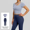Set da yoga due pezzi con top asimmetrico blu-grigio e leggings a vita alta blu navy - Blu Lago + Blu Balena