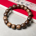 Bracelet en bois d'agar brun rouge foncé avec 16 perles en forme de tonneau et texture - Style Coupe Droite / Coupe Droite 10x11mm