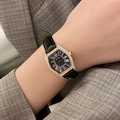 Orologio tonneau dorato da donna con castone in strass e cinturino in pelle nera al polso - Cassa Oro Rosa Quadrante Nero Cinturino in Pelle Nera