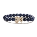 Dettaglio di un bracciale con perle in pietra blu e un ciondolo a forma di orso bianco - Lapislazzuli