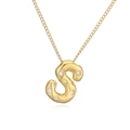 Collana con ciondolo lettera 'S' placcata in oro con zirconi su sfondo bianco - S
