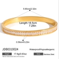 Macro shot of gold stainless steel bangle showing 5.90cm diameter and 18.5cm circumference - Gold Pave Rhinestone Style (JDB0310024)
