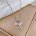 Détail d'un pendentif libellule en acier titane argenté sur une chaîne de type box - Collier Libellule en Acier au Titane / Argent (M306)