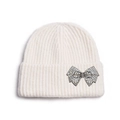 Détail du bonnet en maille côtelée avec un nœud en strass étincelant sur le revers - Nœud à Strass / Blanc