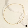 Dettaglio della catena piatta in oro 18 carati con maglie quadrate su pietre decorative - Catena Quadrata Minimalista (NE2144-D)