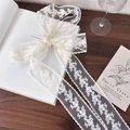 Bandeau dentelle bébé fille avec broderies florales et nœud blanc doux - Blanc-Épais