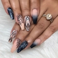 Faux ongles 3D Halloween avec dégradé nude, motifs toile d'araignée et strass brillants - Style Marbre Rose Noir Toile d'araignée (JP1240)