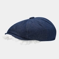 Détail de la casquette gavroche en denim bleu foncé avec bordure en dentelle blanche - Taille unique / Bleu foncé