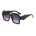 Lunettes de soleil noires carrées avec verres dégradés violets et branches 3D - Monture Noire Double Verre Gris