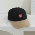 Dettaglio della toppa a cuore su un cappellino da baseball bicolore in denim per bambini - 52cm (2-5 Anni) / Nero/Khaki