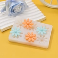 Siliconen mal met 6 madeliefjes voor doe-het-zelf chocolade en fondant op gele achtergrond - Multi-Cavity Madeliefjes Vorm