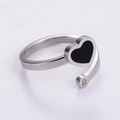 Anillo abierto de acero plateado con esmalte de corazón negro y pequeño detalle de diamante - US 6 / Color Acero