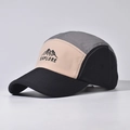 Detail einer 5-Panel-Camper-Mütze mit grauer Bergstickerei und Explore-Schriftzug - Verstellbar / Grau Farbblock