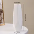Minimalist white ceramic flower vase with geometric facets measuring 21cm in height - Shiling (21cm)