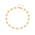 Collana a goccia dorata con accenti a cuore metallico su sfondo bianco - Stile Goccia d'Acqua / Oro