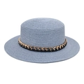 Détail d'un canotier en paille bleu clair avec chaîne dorée et ruban en cuir noir - M (56-58cm) / Bleu ciel