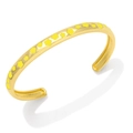 Vista dettagliata del motivo floreale giallo sul bracciale a C dorato regolabile - Giallo