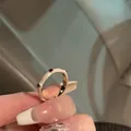 Eleganter goldener Ring mit weißem Emaille-Finish und eingelegten roten Edelsteinen - Gold Emaille Edelstein (J872)
