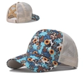Vista detallada de la gorra azul con estampado de caballo y apertura cruzada para coleta elástica - Girasol Azul Cruz Patrón de Nubes (Gradient 002)