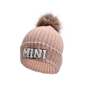 Dettaglio del berretto in maglia rosa con ricamo MINI e un pompon di finta pelliccia - Rosa Antico-Stile MINI (2-6 anni)