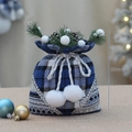 Kerstcadeauzakje in blauw-wit geruit met Noors patroon en zachte witte pompons - YH239928 Cadeauzak