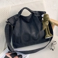 Borsa a tracolla in tela grigio scuro con ciondolo peluche rana, shopper capiente. - Con Ciondolo a Rana / Nero