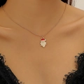 Collier de Noël doré avec pendentif Père Noël porté par un mannequin en dentelle noire - Style Enfant Père Noël (3089)