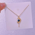 Dettaglio macro della collana con pendente a scettro lunare e perla blu stellata - Forma dello Scettro Lunare (XK0018)