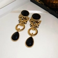 Detail van vintage panter oorbellen met zwarte druppelhangers en gouden afwerking - Goud Zwart (S925 Zilveren Pin)