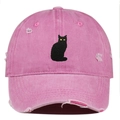 Détail de la broderie chat noir sur une casquette de baseball rose en coton délavé - Rose