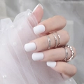 Unghie finte opache bianche corte e quadrate con anelli in argento su pizzo - Unghia Quadrata Corta (DFM-02) / Con colla / Bianco Opaco