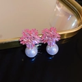 Orecchini a fiore con zirconi rosa e pendente in perla bianca in stile lussuoso - Rosa