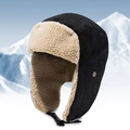 Winter-Fliegermütze in Schwarz mit dickem Kunstfellfutter vor verschneiter Bergkulisse - Einheitsgröße / Schwarz