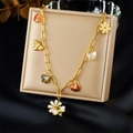 Detailansicht der Goldkette mit Emaille-Biene, Marienkäfer und Gänseblümchen-Anhänger - Insekten und Blumen Halskette mit mehreren Anhängern (N3553)