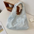 Détail du sac cabas en mousseline bleue avec broderie florale et doublure intérieure - Bleu