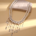 Dettaglio della collana di perle a doppio strato con pendenti a stella e croce - Collana-Bianco