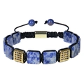 Dettaglio macro di bracciale intrecciato con pietre naturali blu e perline d'oro - Diaspro a Macchie Blu