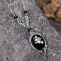 Collier gothique argenté avec relief de sorcière noir et perles sur fond de pierre grise - Collier Sorcière / Argent Antique