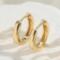 Orecchini a cerchio dorati lucidi con design circolare minimalista su una pietra ruvida - Oro (Grande)