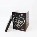 Überraschungsbox zur Babyparty in Schwarz mit rosa und blauen Herzen und Schriftzug - It's a Herz Stil (Schwarzer Hintergrund, inkl. 3 blaue 3 rosa Ballons)