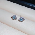Dettaglio di orecchini a fiocco di neve in argento con zircone azzurro e halo - Perno in argento - Argento - Blu
