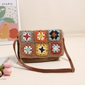 Braune geflochtene Strohtasche mit bunten Häkel-Granny-Squares und verstellbarem Riemen - Kaffeebraun