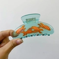 Dettaglio molletta per capelli in acetato blu con motivi di pesci rossi arancioni - Circa 9 cm / Acquario Grande